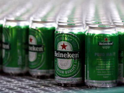 FILE PHOTO: Heineken beers are seen on a production line at the Heineken brewery in Jacarei, Brazil, June 12, 2018. REUTERS/Paulo Whitaker/File Photo