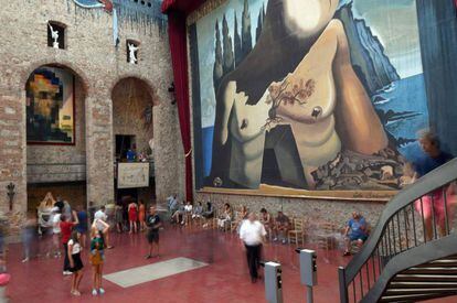 La sala sota la cúpula del Teatre Museu Dalí de Figueres, plena de gent, abans del tancament per la pandèmia.