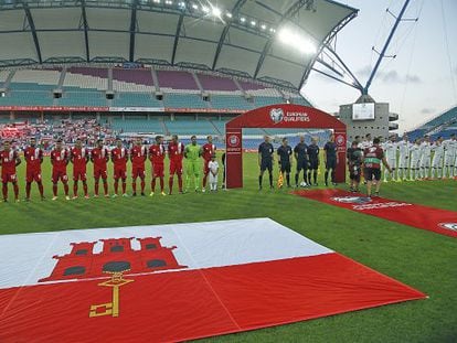 La selección de Gibraltar, a la izquierda, en el estadio Algarve de Faro, durante la ceremonia de los himnos.