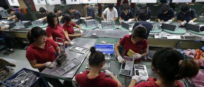 Trabajadores de la planta de Foxconn en Wuhan, China.