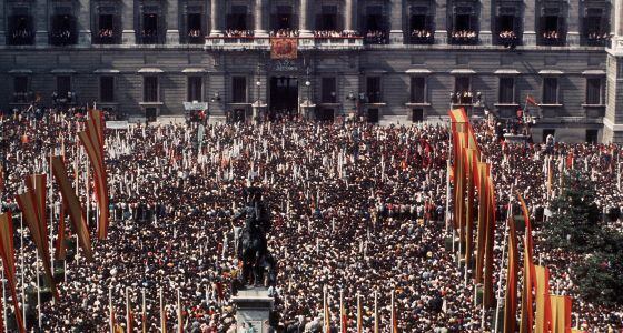 Manifestación en apoyo a Franco en la Plaza de Oriente, el 1 de octubre de 1975.