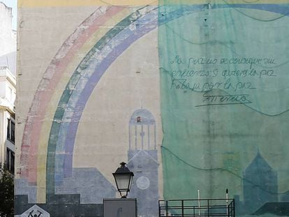 El mural de la paz de Tierno Galván en la plaza del Carmen. 