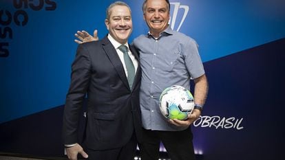 Jair Bolsonaro junto al presidente de la federación de fútbol de Brasil, Rogério Caboclo. L. Figueiredo / CBF