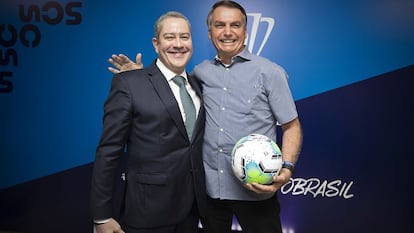 Jair Bolsonaro junto al presidente de la federación de fútbol de Brasil, Rogério Caboclo. L. Figueiredo / CBF