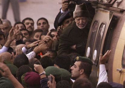 Yasir Arafat se despide de sus colaboradores en Ramala, en octubre de 2004, antes de salir hacia Par&iacute;s para ser tratado por los m&eacute;dicos. 