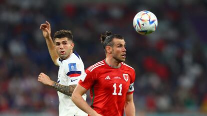 Pulisic y Bale, durante el duelo entre Estados Unidos y Gales.