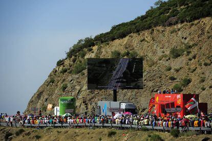 El público observa la Vuelta en las pantallas gigantes que hay instaladas a lo largo del recorrido.