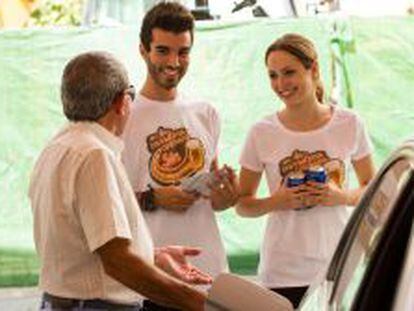 Participantes en la campa&ntilde;a En la carretera, cerveza sin de 2013 conversan con un conductor.