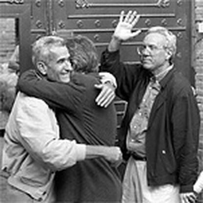 Felipe González abraza a Rafael Vera a las puertas de la cárcel de Guadalajara, mientras José Barrionuevo saluda a la multitud