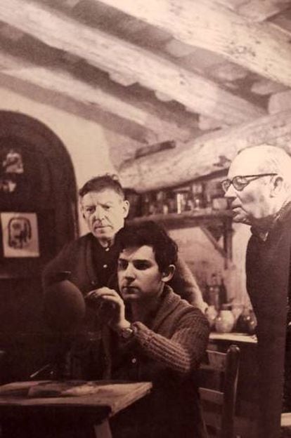 Joan Gary Artigas treballant la ceràmica davant de l'atenta mirada del seu pare Llorens Artigas i de Joan Miró, el 1963.