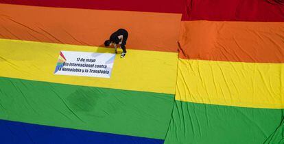 Una bandera en la plaza Félix Sáenz de Málaga, este martes.