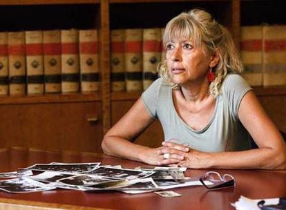 Carmen, una de las hermanas de Salvador Puig Antich, en el despacho de su abogado en Barcelona.