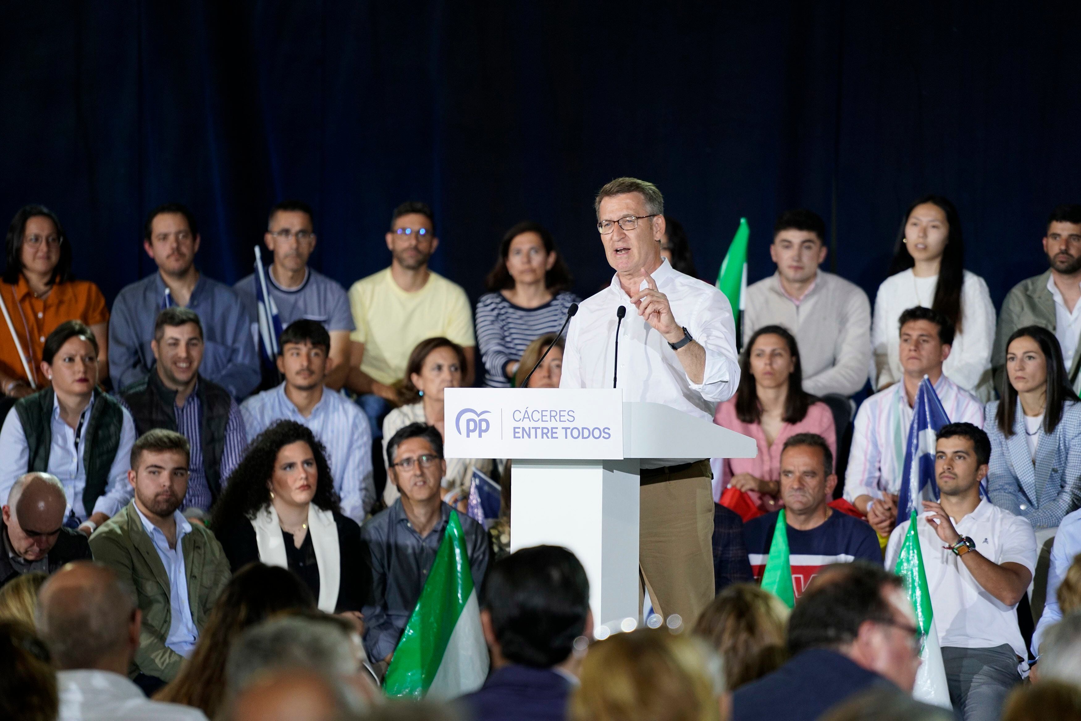 El presidente del Partido Popular, Alberto Núñez Feijóo, participa en un acto electoral de su partido en Cáceres, el martes por la tarde.