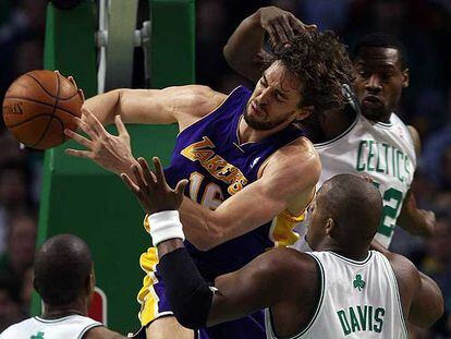 Gasol intenta dar un pase ante Davis y Tony Allen.
