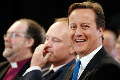 El primer ministro británico, David Cameron (derecha), ayer en Liverpool.