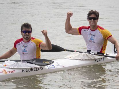 Paco Cubelos e Íñigo Peña celebran la plata en el K2-1000.
