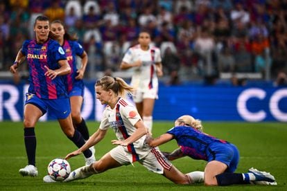 La defensora del Barcelona Maria Pilar León trata de frenar a la jugadora noruega del Lyon, Ada Hegerberg, durante la final.