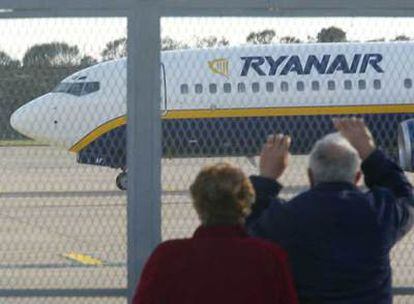 Un avión de la compañía de vuelos baratos Ryanair rueda por la pista del Aeropuerto de Girona.