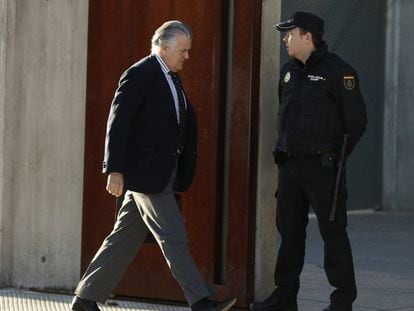 Luis Bárcenas entra en la sede de San Fernando de Henares de la Audiencia Nacional. En vídeo, El juez del caso de los ordenadores de Bárcenas contradice al fiscal y mantiene al PP en el banquillo de los acusados.