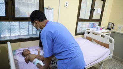 El doctor Aref, pediatra de MSF en el hospital de Ad Dahi, Yemen, atiende a Ibrahim Khalil, de seis meses.