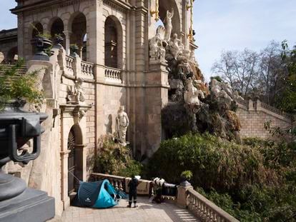 Hicham y Mahfoud junto a su tienda de campaña en la cascada del parque de la Ciutadella.