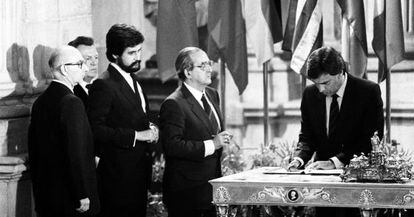 El presidente del Gobierno, Felipe Gonz&aacute;lez, firma el tratado de adhesi&oacute;n a la CEE, en junio de 1985.