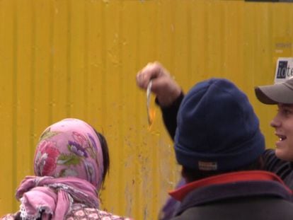 La humillación de aficionados del PSV a varias mujeres que les pedían limosna