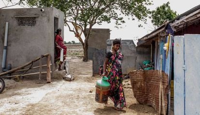 La aldea de Hattie Belgal, en el sur de India, cuenta desde 2014 con letrinas comunitarias. A la izquierda de la imagen se puede distinguir a una mujer saliendo de una de ellas.