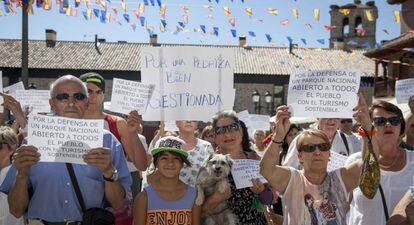 Vecinos de Manzanares el Real protestan contra la normativa de La Pedriza.