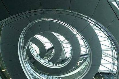 Escalera en espiral dentro del ayuntamiento de Londres, de Norman Foster.
