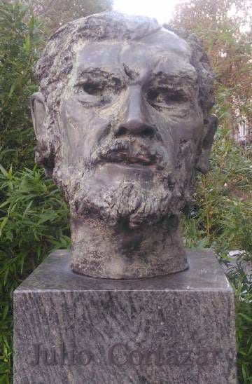 Busto que recuerda el lugar de nacimiento de Julio Cortázar en el municipio bruselense de Ixelles.