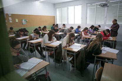 Alumnos durante un examen en un instituto de Barcelona, en una imagen de archivo.