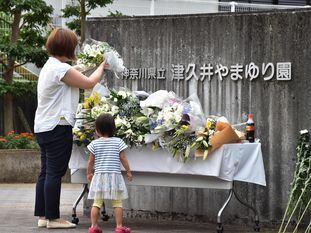 Una madre y su hija depositan flores en el memorial de la matanza de Sagamihara, el 28 de julio de 2016.