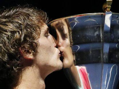 Zverev besa el trofeo de campeón en San Petersburgo.