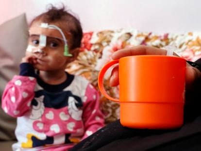 Una madre acompaña a su hija en un tratamiento contra la desnutrición, en Yemen, el pasado octubre.