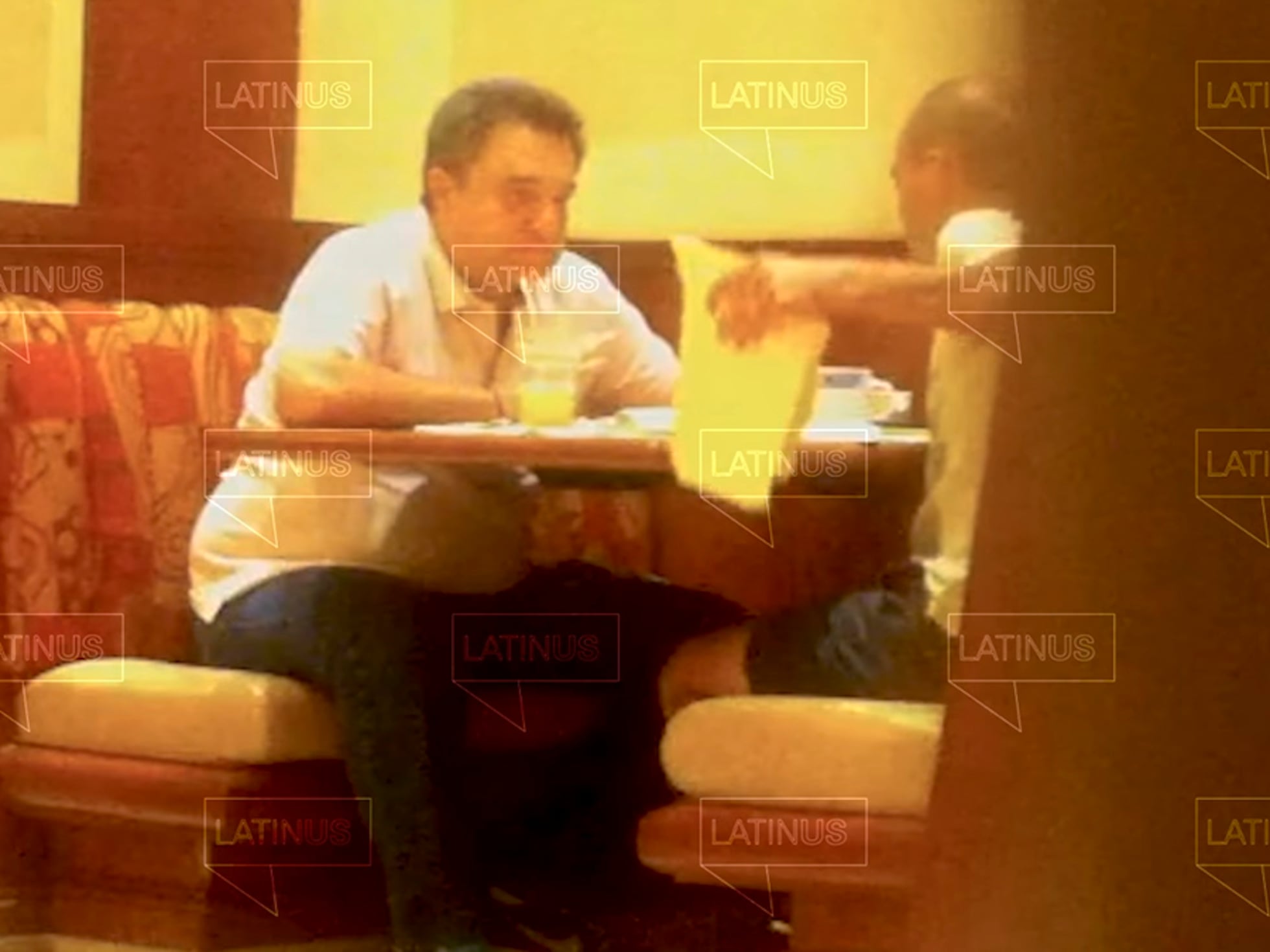 Pío López Obrador: Varios vídeos muestran a un hermano de López Obrador  recibiendo dinero para campañas electorales | EL PAÍS México