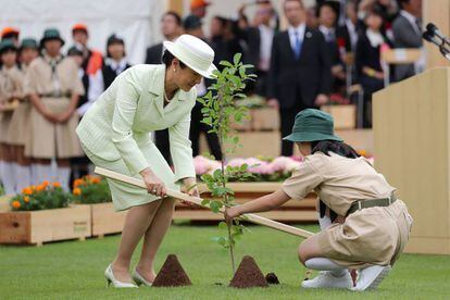Masako planta un árbol en uno de sus primeros actos oficiales.