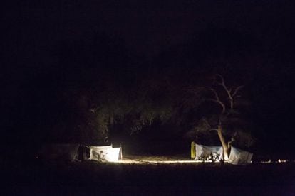 Algunas personas duermen bajo una mosquitera en la clínica de Thaker (Sudán del Sur), el 20 de marzo del año pasado.