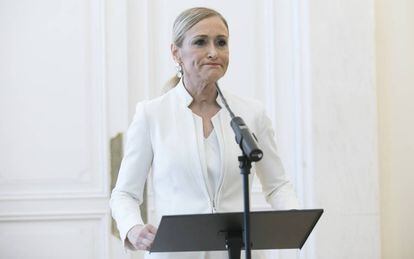 La entonces presidenta de la Comunidad de Madrid, Cristina Cifuentes, comparece en rueda de prensa para anunciar su dimisión, en abril de 2018.
