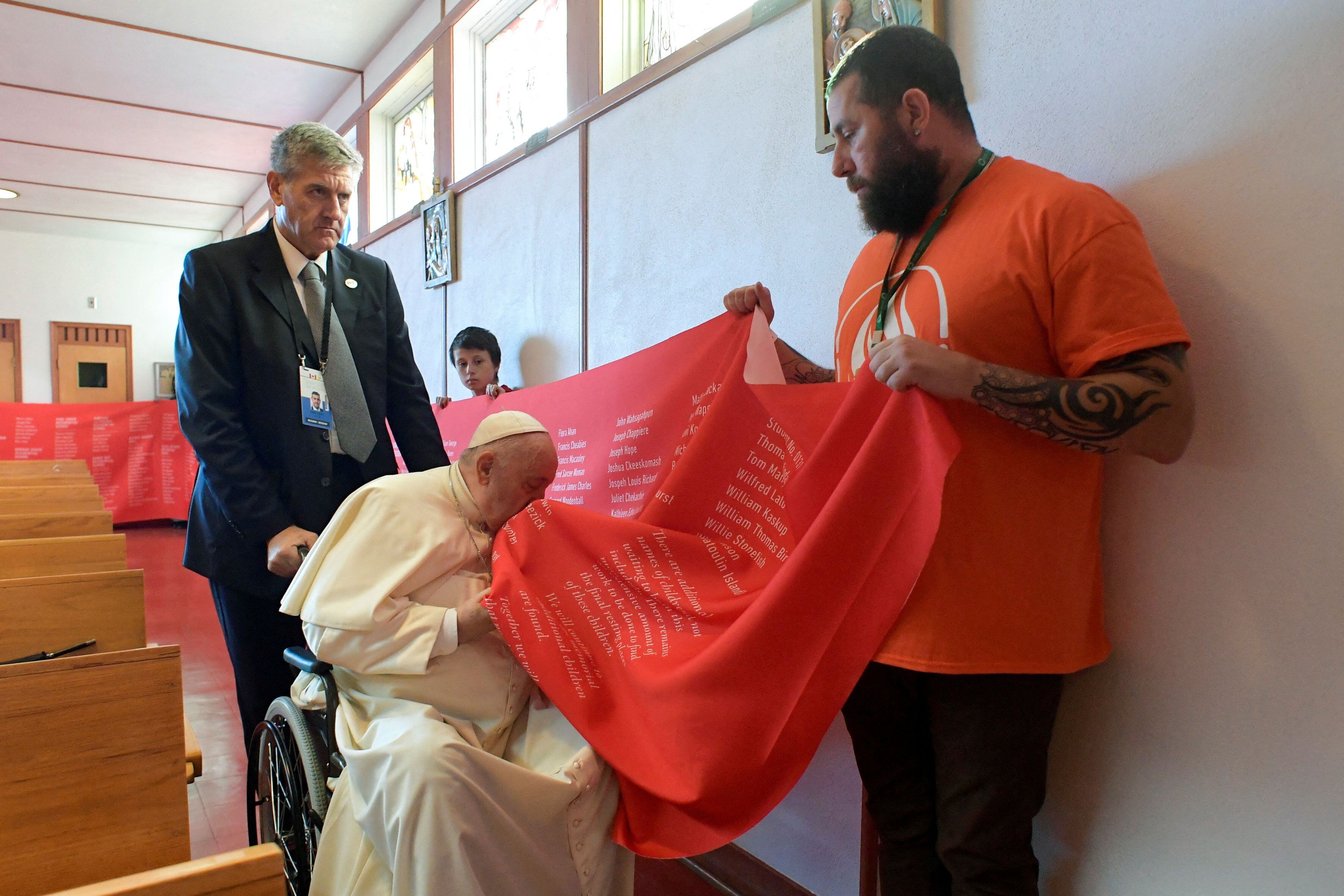 El Papa bendice el telón rojo durante su visita.