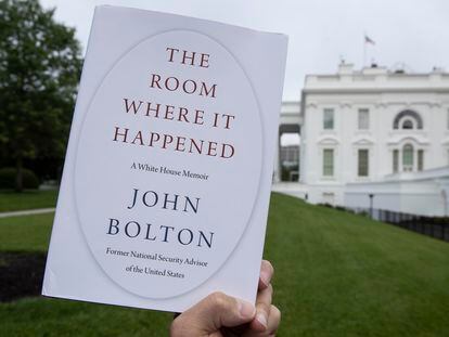 Un ejemplar de 'The Room Where It Happened', las memorias de John Bolton, este jueves frente a la Casa Blanca.