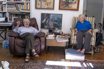 Aharon Barak y su esposa, Elika, en el salón de su casa.