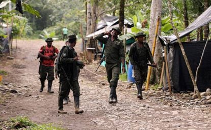 Guerrilleros de las FARC, en uno de los campamentos de transición a la vida civil.