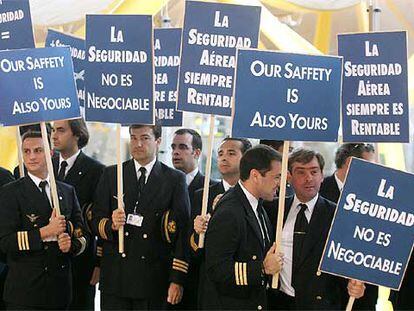 Un grupo de pilotos se manifiesta en la nueva terminal del aeropuerto de Madrid-Barajas.