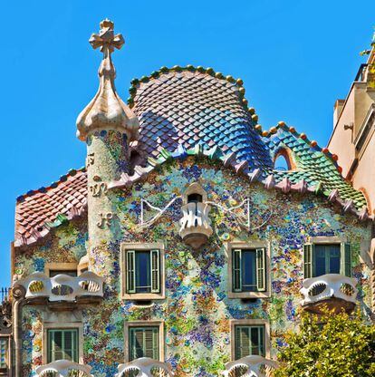 Parte superior de la Casa Batlló, en el paseo de Gracia, en Barcelona.