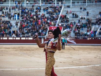 Rafael González da la vuelta al ruedo con la oreja de su primer novillo.