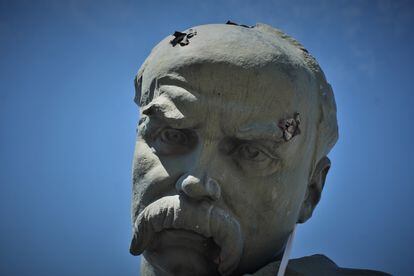 Disparos sobre el busto del poeta ucranio Taras Shenvenko, en Borodianka.