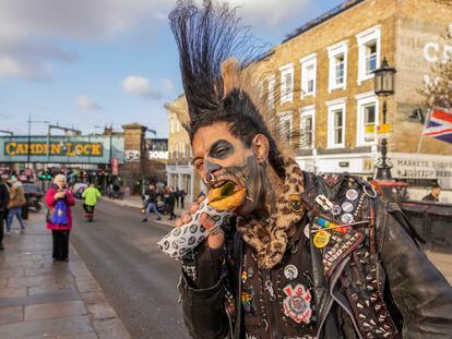Un punk muerde un burrito de Yorkshire de ternera en Camden Road, Londres.