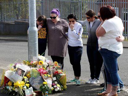 Muestras de pésame en el lugar de la muerte de Lyra McGee este domingo en Londonderry (Irlanda del Norte).