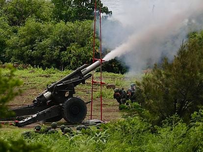 Maniobras de artillería con fuego real del Ejército de Taiwán, este martes en el condado de Pingtung.
